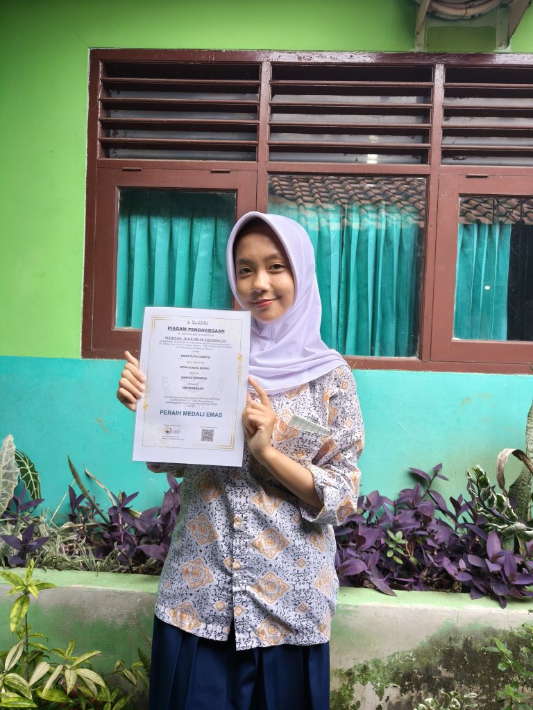 Siswi MTsN 2 Kota Bekasi Raih Medali Perak pada Olimpiade Akademik se-Indonesia 5.0