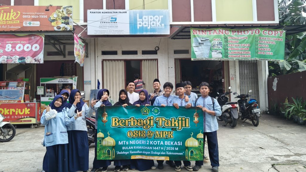 Berbagi Berkah Ramadhan, MTsN 2 Kota Bekasi Gelar Takjil On The Road