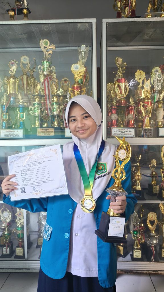 Siswi MTsN 2 Kota Bekasi Raih Juara 1 Bahasa Inggris Tingkat SMP/MTs se Jawa Barat