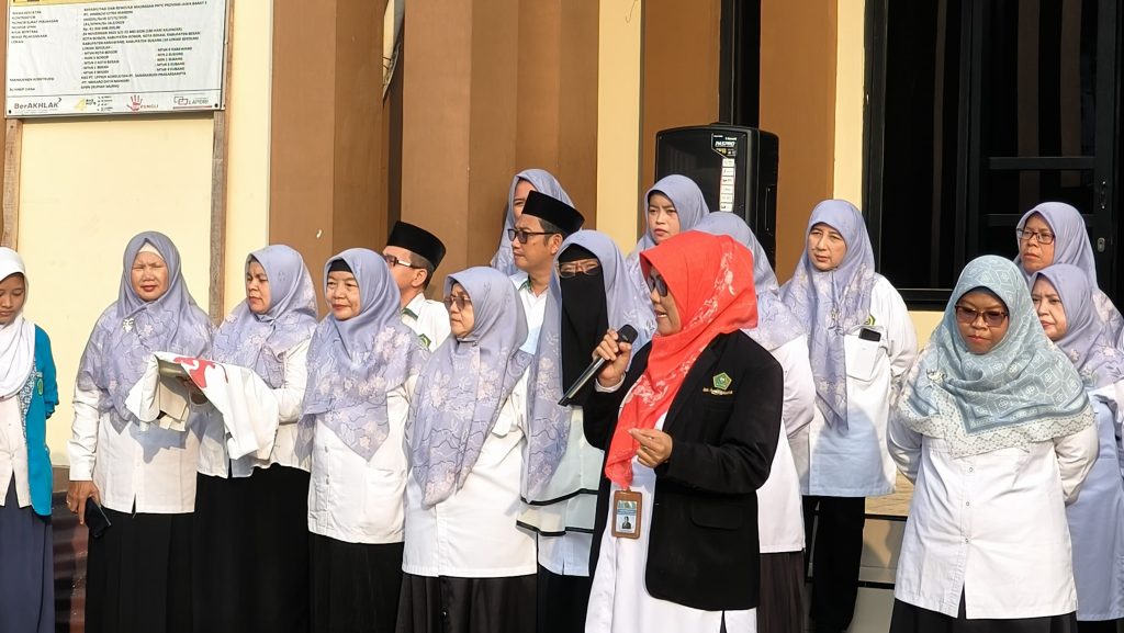Disiplin dan Integritas Ditekankan dalam Apel Awal Ujian Madrasah 2025/2026 di MTsN 2 Kota Bekasi